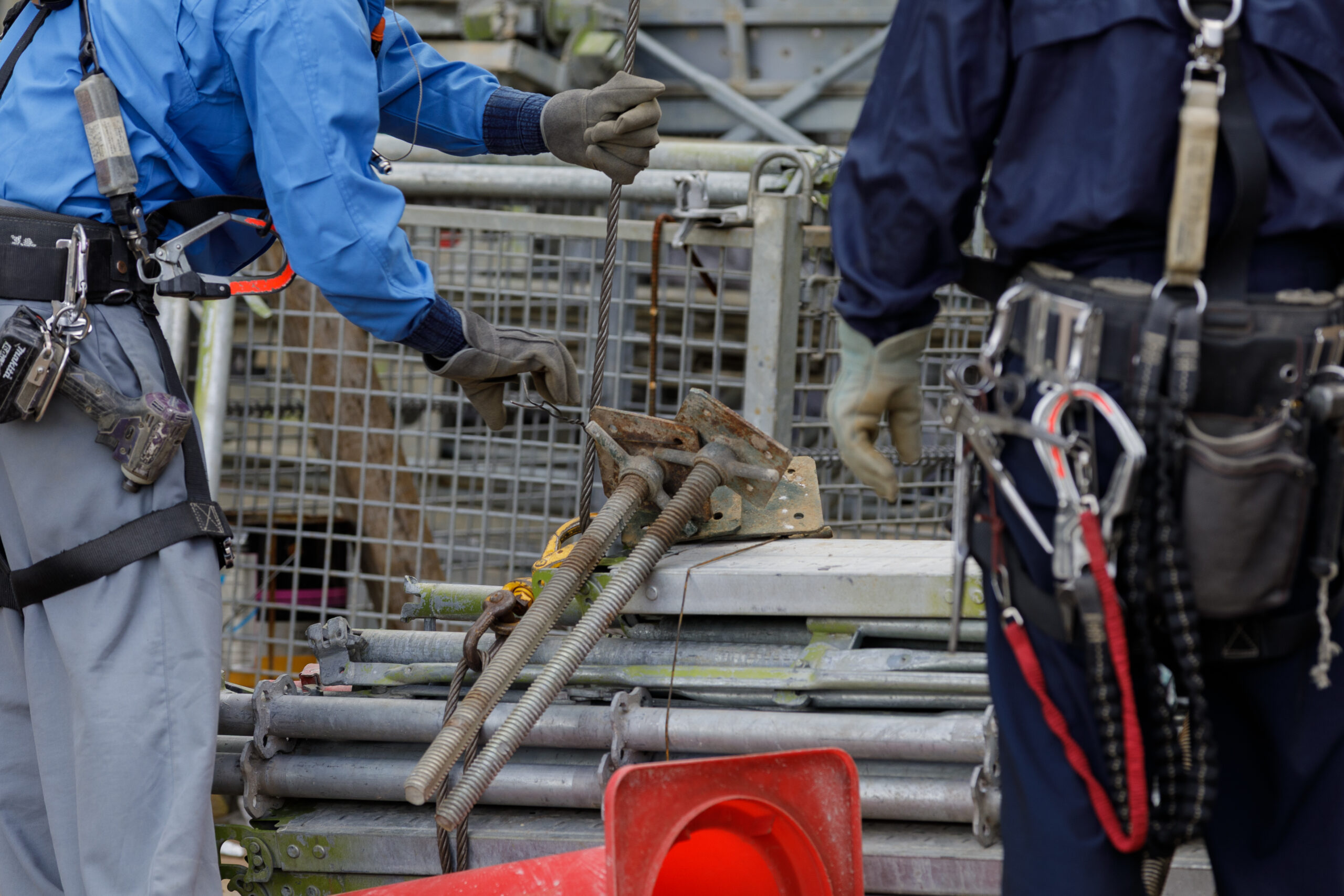 最初は地上での作業から覚えます <入社~3カ月目>