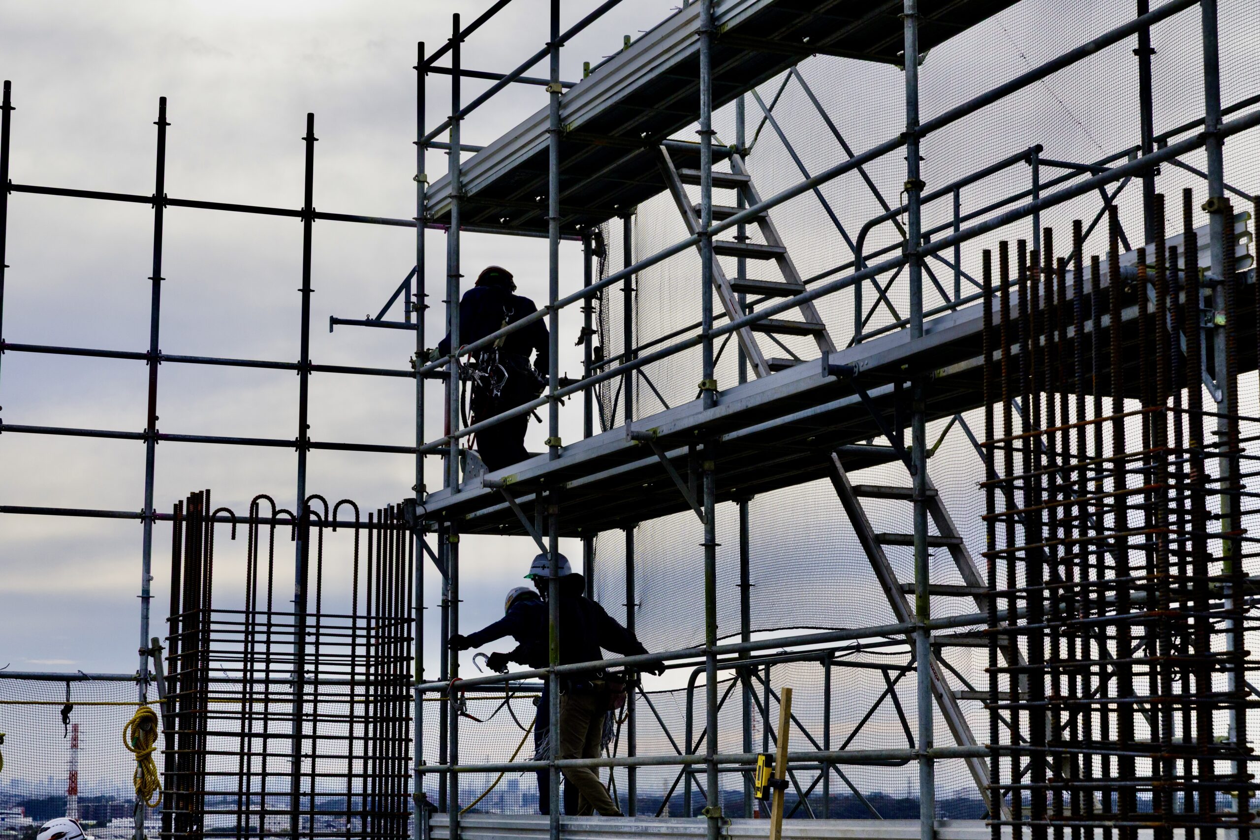高所作業を行い、自分で足場が組めるようになります。　＜入社1年～3年目＞